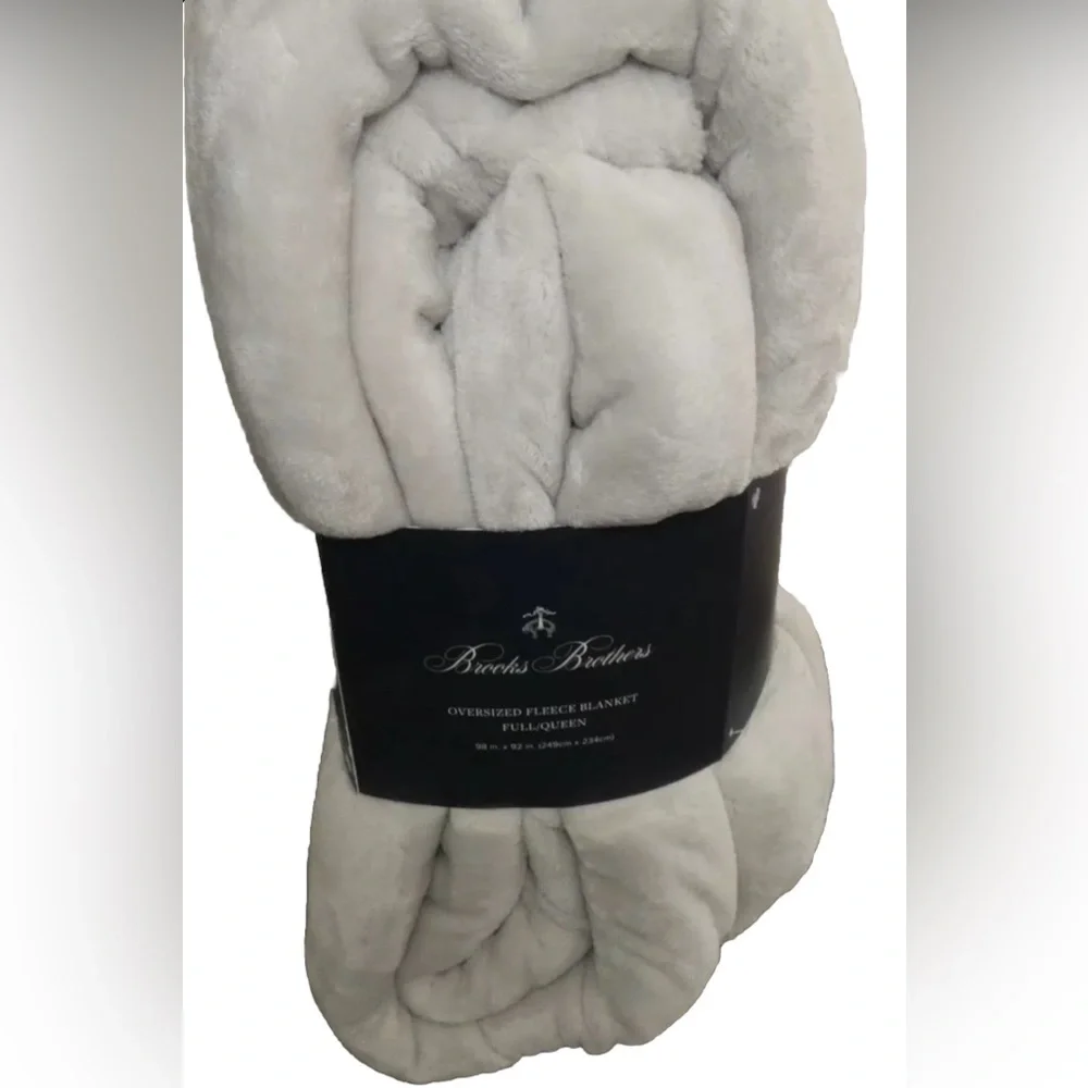 Brooks Brothers Light Grey 98 x 92” Logo Badge Full/Queen Plush Blanket NWT - Picture 2 of 5